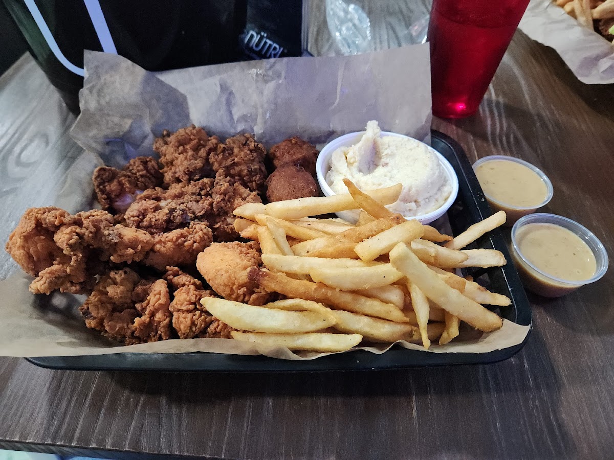 DeLuna’s Hideout Bar and Grill